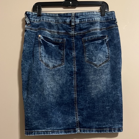 Beautiful jean skirt- size 12 - Picture 2 of 2